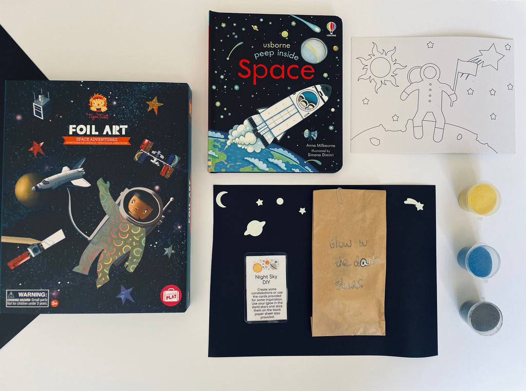 Do you have a little astronaut at home ? Or not yet ?  Learn about the solar system and enjoy some crafty fun at the same time. Ideal activity for a rainy day.  Whether you're looking to spark a love of science in a young child, or you're simply looking for a unique and educational gift for a friend our Solar System Gift Box is sure to delight.