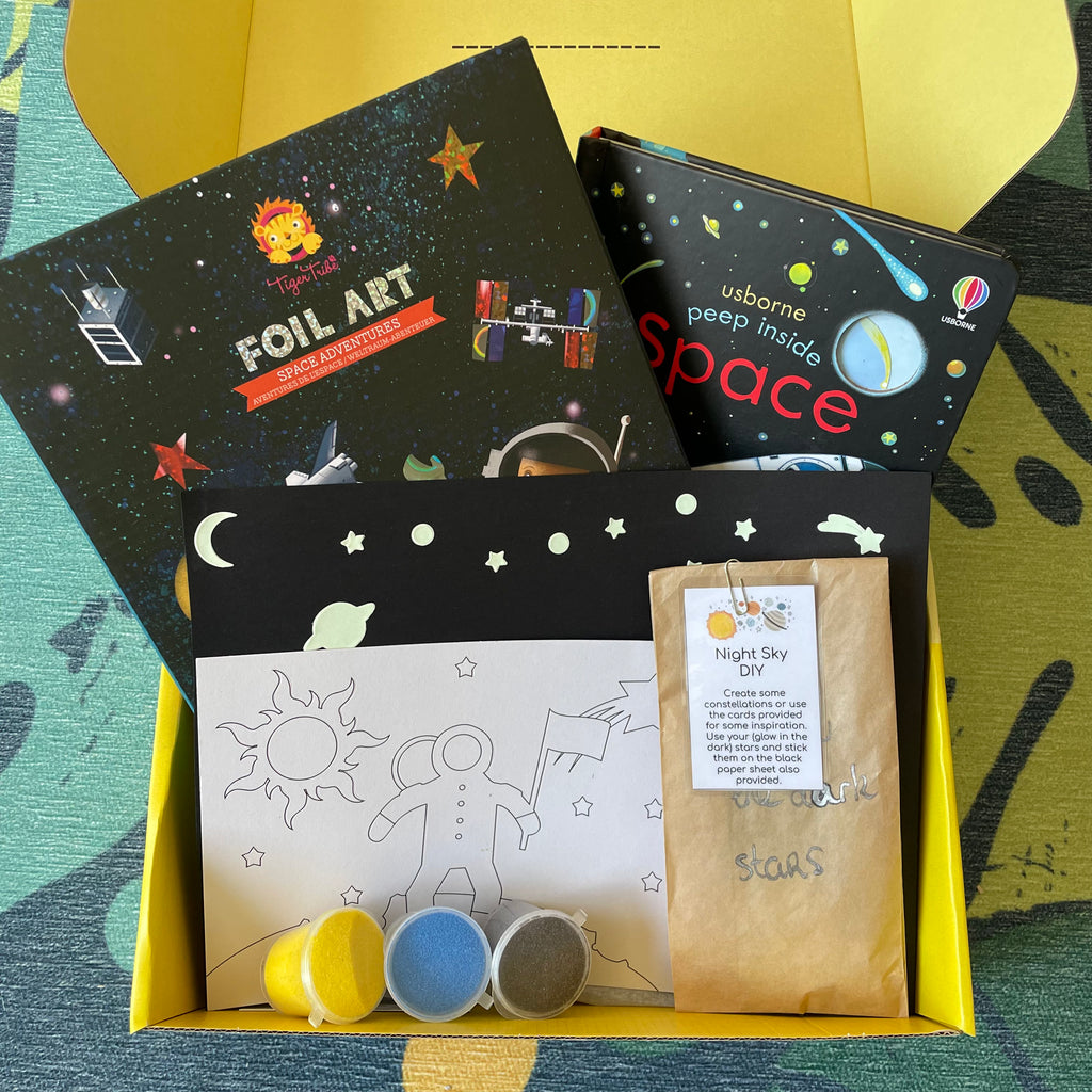Do you have a little astronaut at home ? Or not yet ?  Learn about the solar system and enjoy some crafty fun at the same time. Ideal activity for a rainy day.  Whether you're looking to spark a love of science in a young child, or you're simply looking for a unique and educational gift for a friend our Solar System Gift Box is sure to delight.
